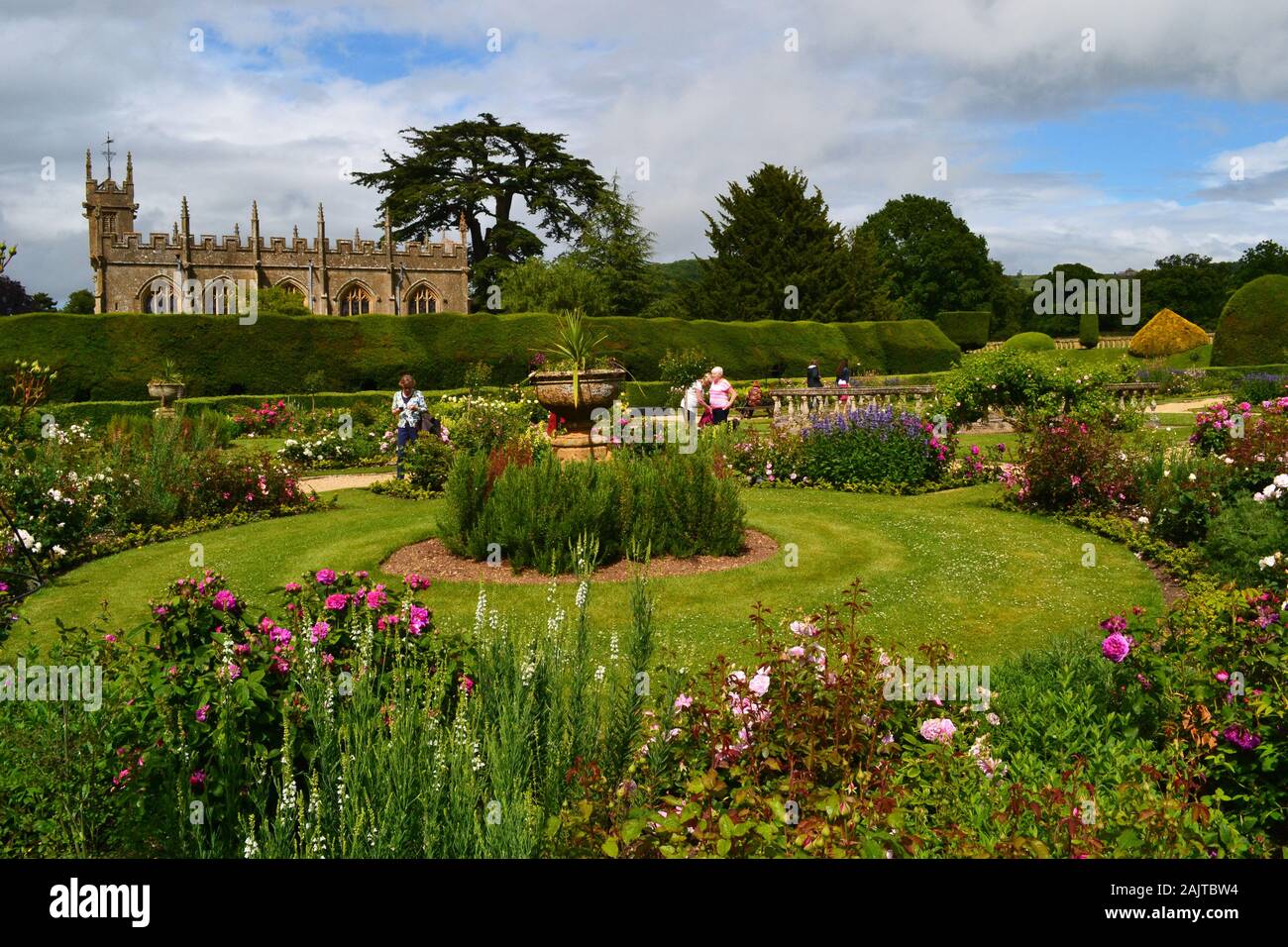 Vue sur l'église St Mary's depuis les jardins floraux du château de Sudeley, Sudeley, Gloucestershire, Royaume-Uni Banque D'Images