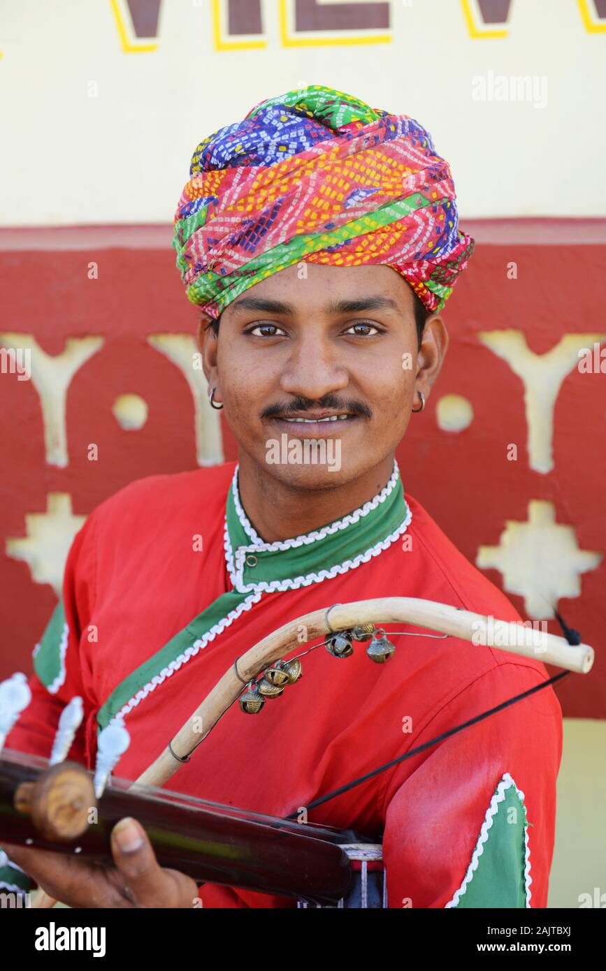 Un musicien Rajasthani jouant à la Ravanhata. Banque D'Images