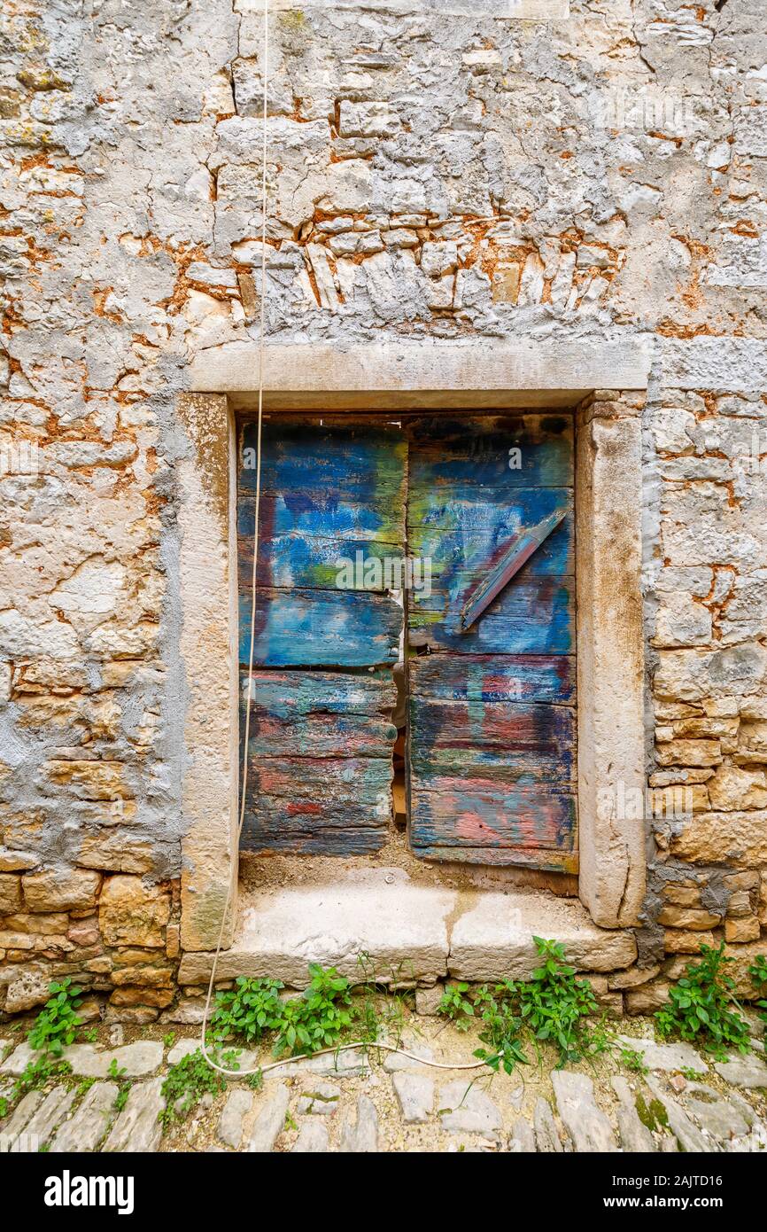Portes en bois coloré d'une porte dans un mur en pierre dans la vieille ville dans la balle, une petite ville sur la colline du Mont Perin en Istrie, Croatie Comté Banque D'Images