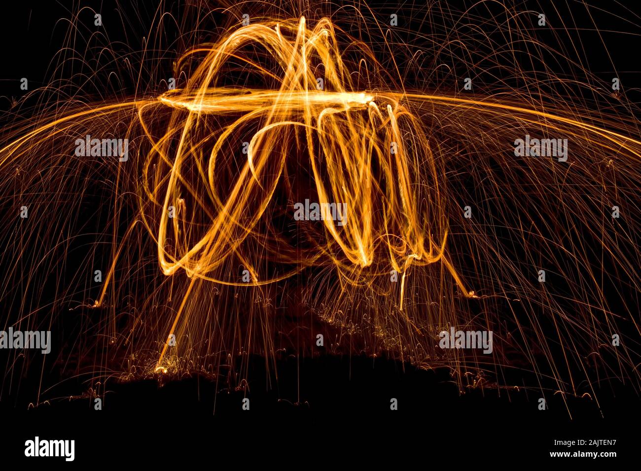 Light Painting avec partie Sparkler isolé sur fond noir Banque D'Images