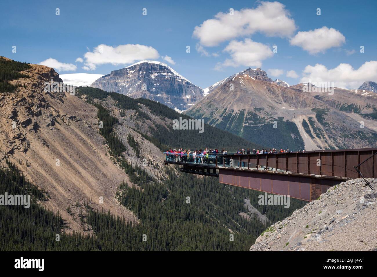 Les touristes à Glacier Skywalk en été dans le parc national Jasper, Rocheuses canadiennes, l'Alberta, Canada. Banque D'Images