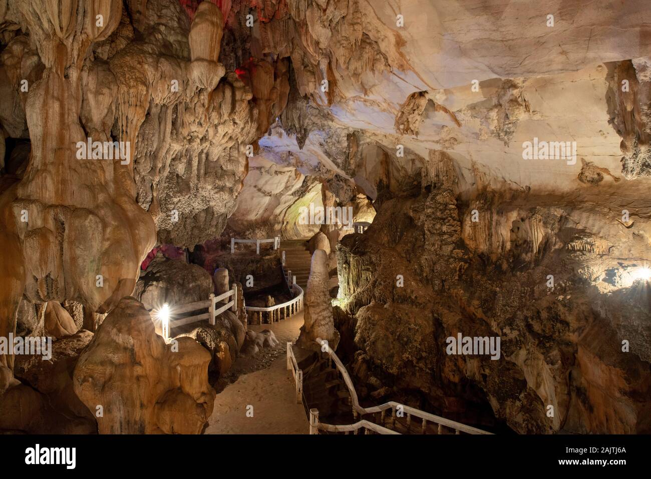 Vue de l'intérieur de la célèbre Grottes Tham Jang près de Vang Vieng, Laos. Banque D'Images