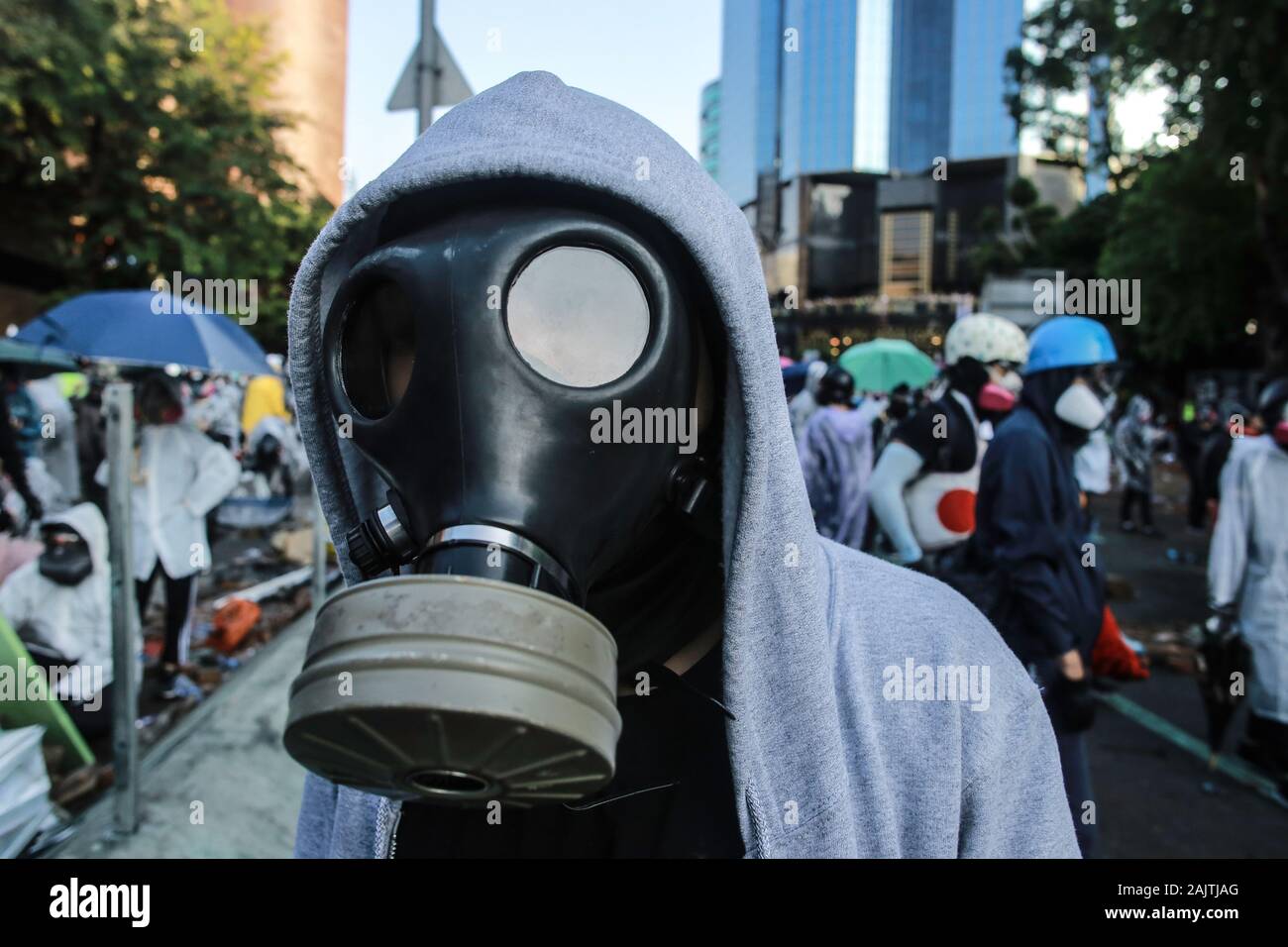 Un manifestant portant un masque à gaz prend part au cours de la  manifestation.la police antiémeutes et manifestants ont affronté dans les  environs de Hong Kong Polytechnic University après une journée de