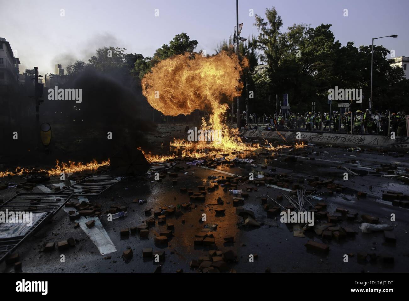 Hong Kong, Chine. 16 Nov, 2019. Une explosion éclate comme un manifestant lance des cocktails molotov vers les agents de police pendant les affrontements.la police antiémeutes et manifestants ont affronté dans les environs de Hong Kong Polytechnic University après une journée de calme relatif, les affrontements entre les manifestants et la police anti-émeute a commencé la nuit lorsque la police a tenté de briser les barricades en tirant des gaz lacrymogènes et ont été reçus par des manifestants qui ont répondu avec des cocktails molotov et des briques. La plupart des combats concentrés à l'intersection de l'entrée principale de l'école. (Crédit Image : © Stanton Sharpe/SOPA Images via ZUMA Wi Banque D'Images