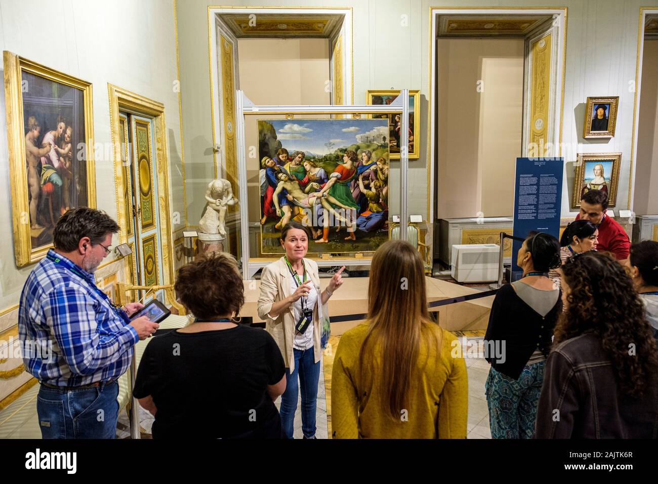 Visite guidée, guide expliquant à un groupe de touristes la déposition du Christ peinture Renaissance, par Raphaël, Galleria Borghese, Rome, Italie Banque D'Images