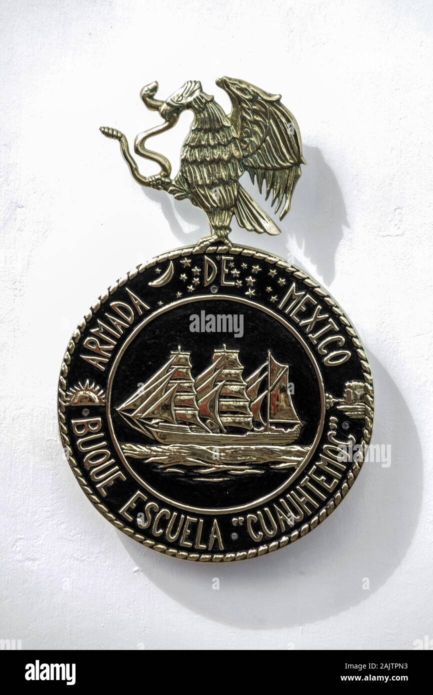 Formation de la marine mexicaine Tall Ship Cuauhtemoc, détail sur le pont - badge Banque D'Images