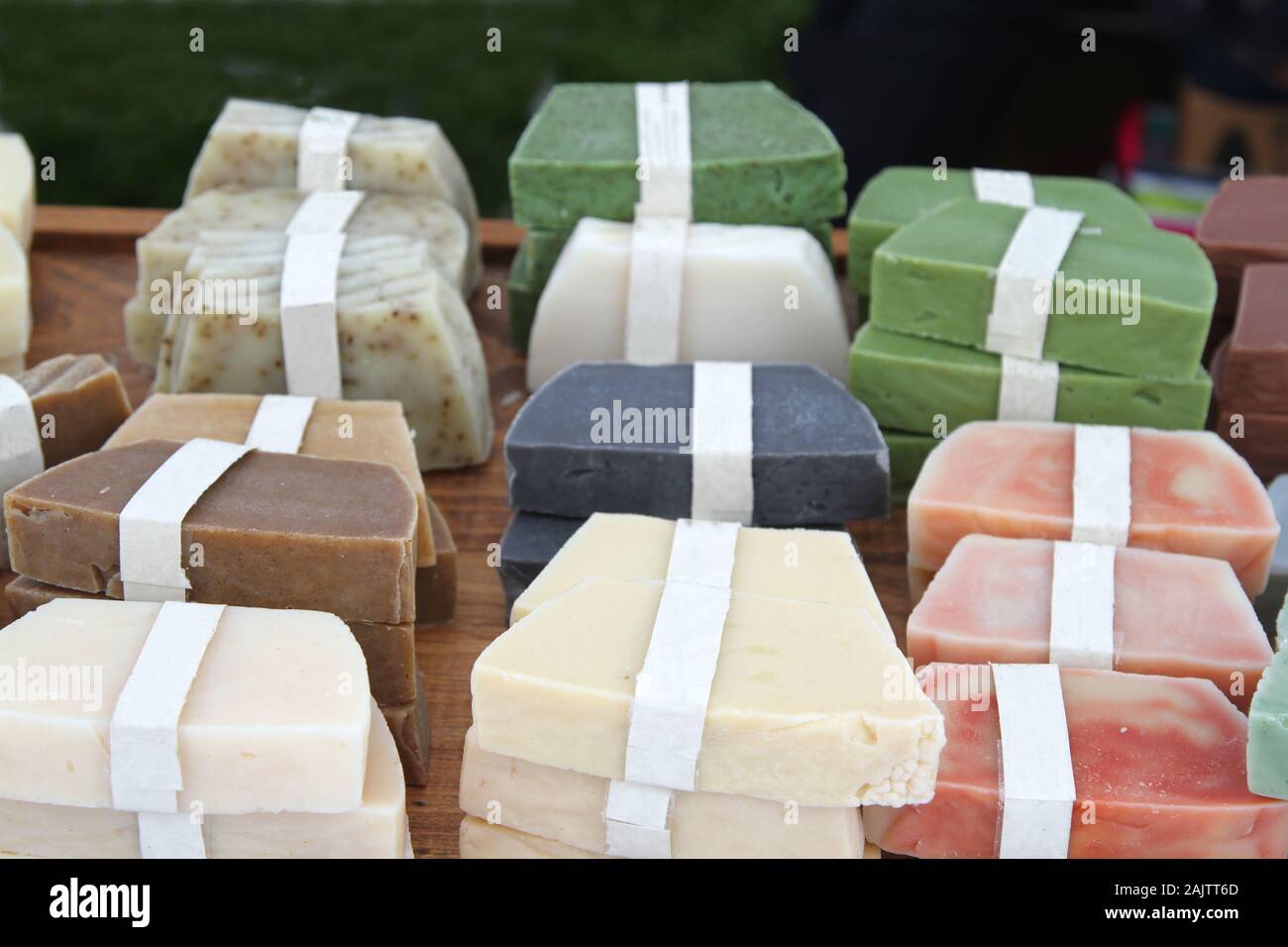Les savons artisanaux colorés avec des ingrédients marqués sur bandes blanches dans un marché Banque D'Images