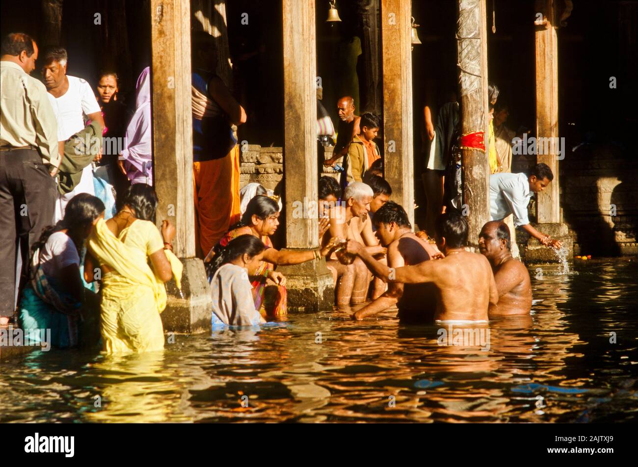 Pèlerins bain dans la source du fleuve sacré pour laver sinns Godavari Banque D'Images