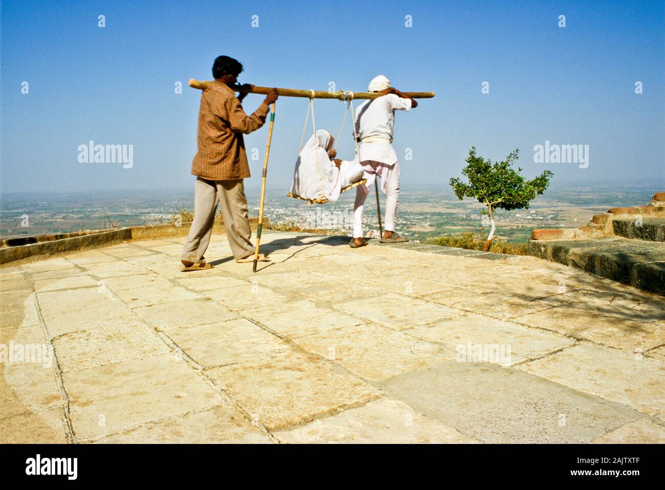 Pour ceux qui ne peuvent pas gravir les étapes 3,500, est un service jusqu'à Shatrunjaya Banque D'Images