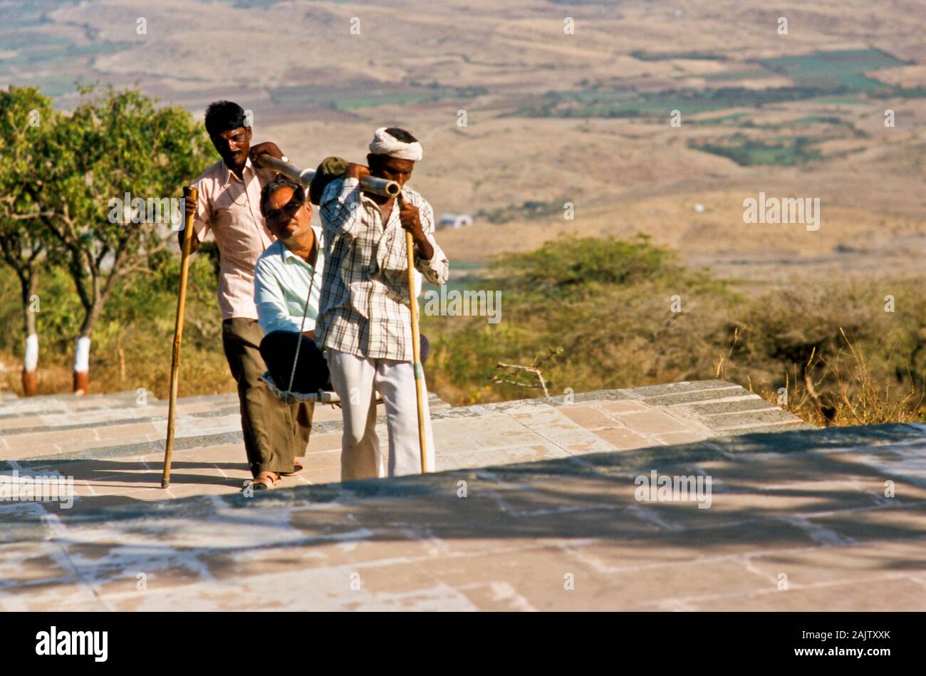 Pour ceux qui ne peuvent pas gravir les étapes 3,500, est un service jusqu'à Shatrunjaya Banque D'Images