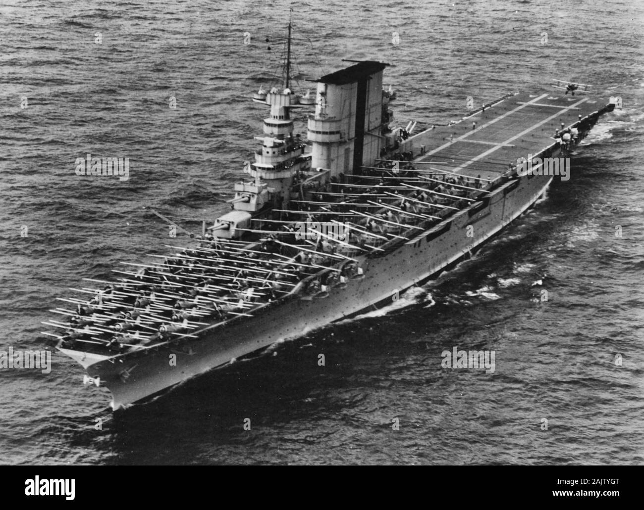 La US Navy porte-avions USS Saratoga (CV-3) atterrissage des avions le 6 juin 1935. Banque D'Images