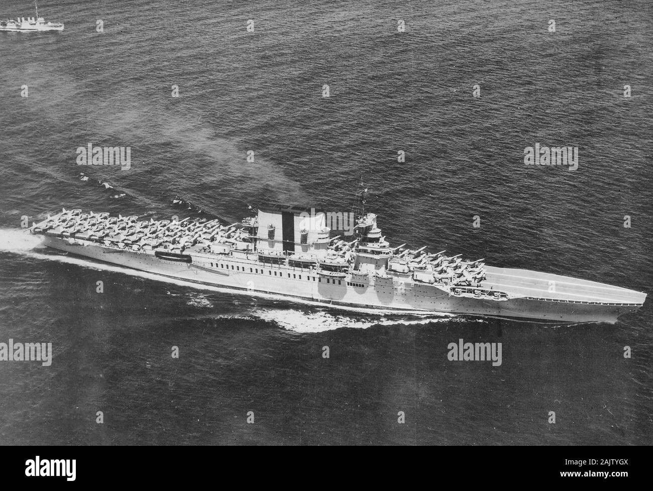 L'avion de l'US Navy porte-avions USS Saratoga (CV-3) se préparent à prendre au cours d'un examen présidentiel par le président Roosevelt, au large de la ville de New York, le 31 mai 1934. Comme le président Roosevelt a regardé de le croiseur lourd USS Indianapolis (CA-35), 90 navires ont transité par, dirigé par l'USS Missouri (BB battelship-38) battant pavillon 4 étoiles de l'amiral des vendeurs. Remarque L'un des deux du Saratoga destroyer à plat-pont avion les gardes (coin supérieur gauche) Banque D'Images
