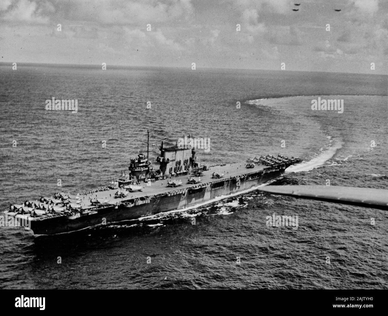 La US Navy porte-avions USS Saratoga (CV-3) en 1943/44. La photo a été prise à partir de l'un de ses porte-avions de l'Air Group 12 (CVG-12), dont bon nombre d'aéronefs sont visibles sur le pont, Douglas SBD Dauntless dive bombers (aft), Grumman F6F Hellcat fighters (surtout l'avant), et Grumman TBF Avenger torpedo bombers. Banque D'Images