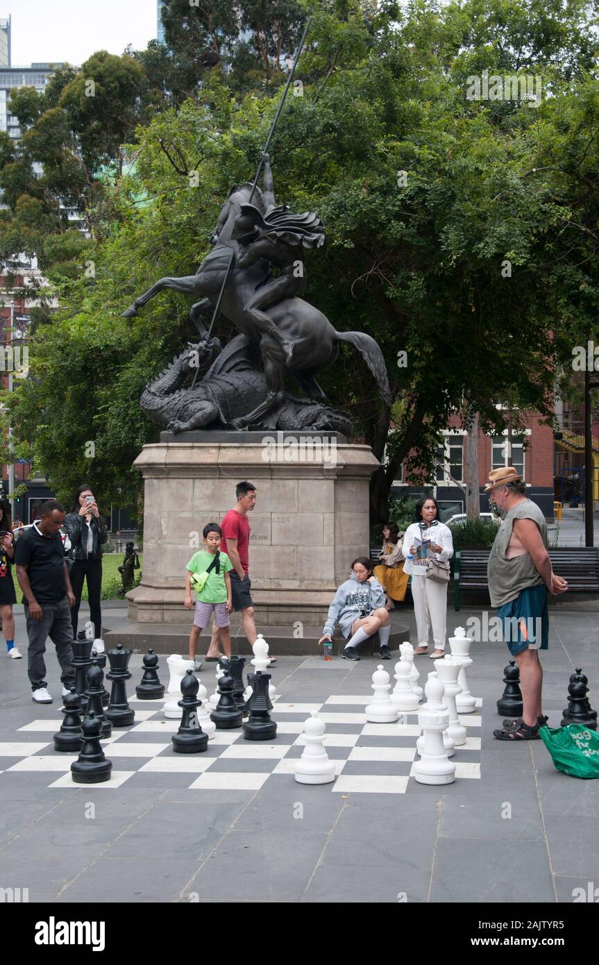 Jeu d'échecs en plein air à l'extérieur de la bibliothèque de l'État de Victoria, Melbourne Banque D'Images