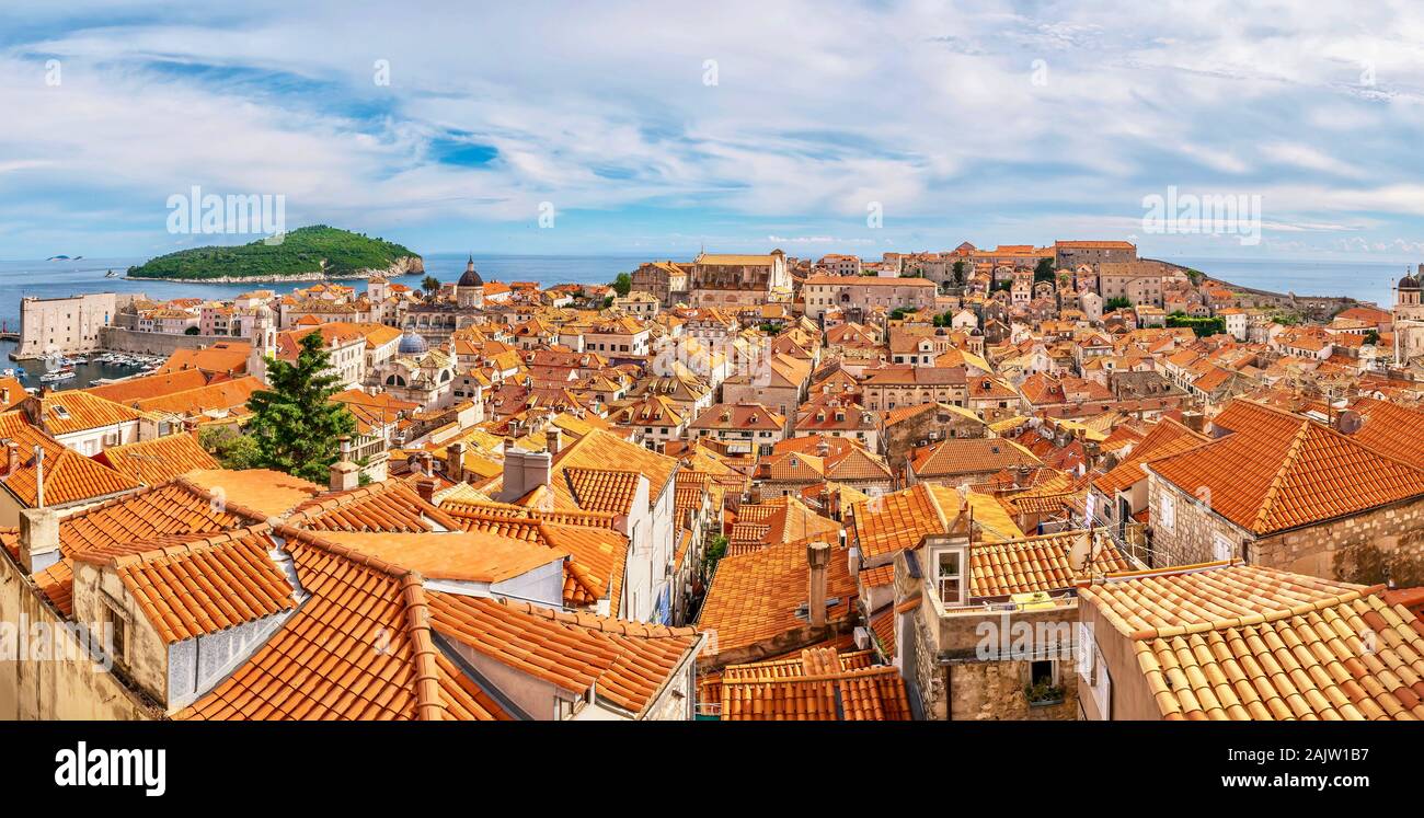 Un grand angle, vue panoramique de l'ensemble de la vieille ville fortifiée de Dubrovnik, avec l'île de Lokrum et la mer Adriatique à l'arrière-plan. Banque D'Images