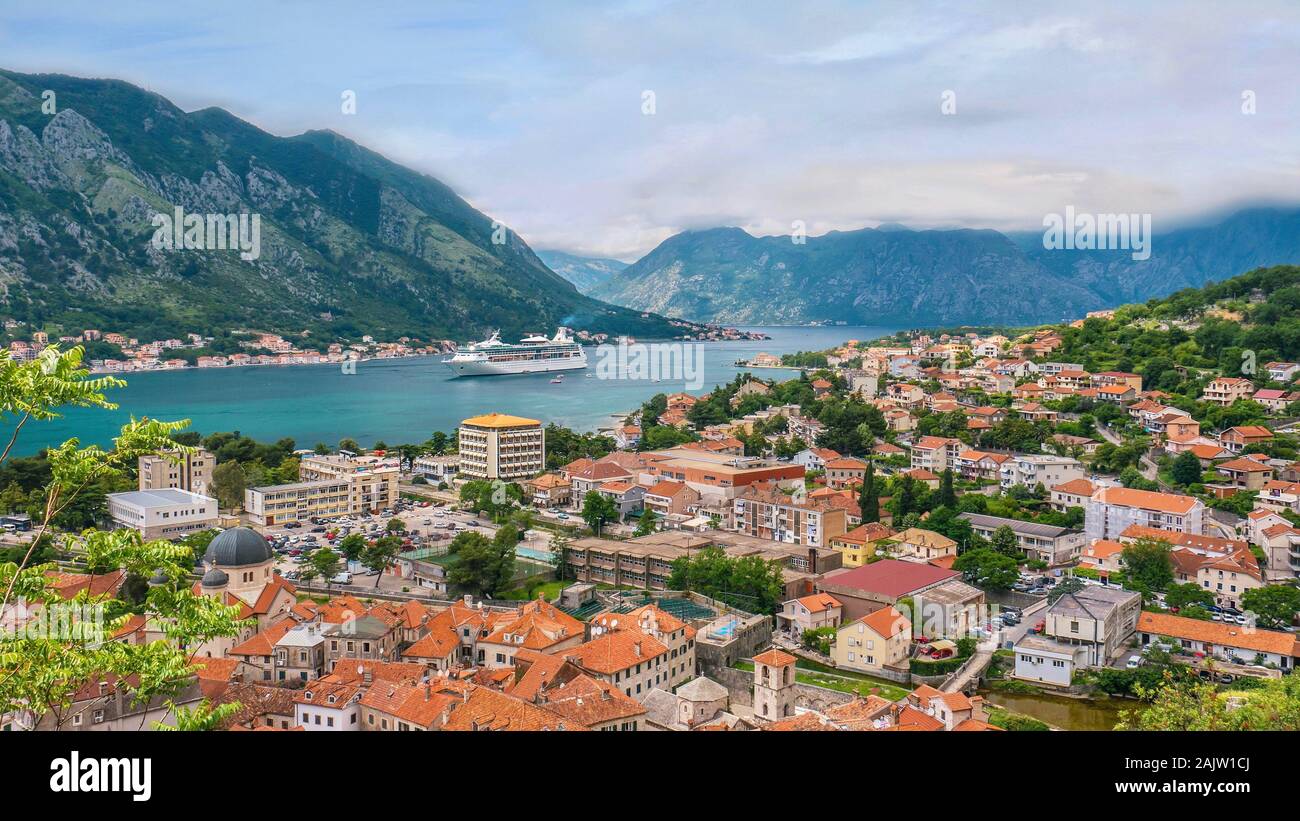 La pittoresque ville de Kotor, Monténégro, et son long bay et les montagnes environnantes, comme une croisière navire entre dans le port abrité. Banque D'Images