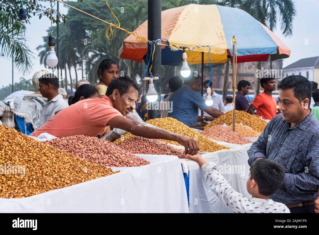 Snack-vendeur Festival Saint Francis Xavier Old Goa Inde Banque D'Images