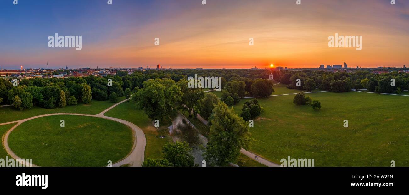 Belle vue sur parc un matin au lever du soleil à Munich. Banque D'Images