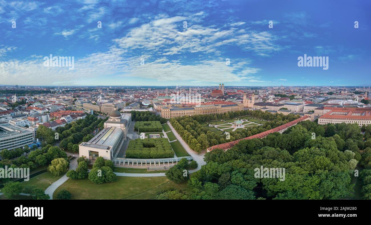 Belle vue sur le drone aera de Munich City comme un large panorama avec ciel bleu. Banque D'Images