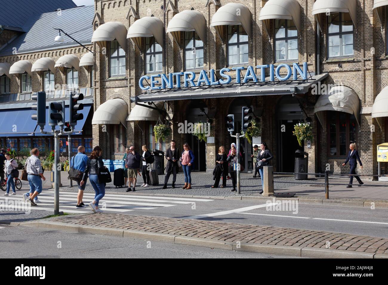 Gothenburg, Suède - septembre 2, 2019 : Les piétons au passage protégé pour piétons à l'extérieur de la gare centrale de Göteborg. Banque D'Images