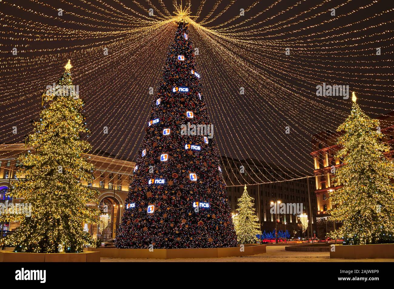 = Des arbres de Noël illuminés sous tente à la place Loubianka  = beaux arbres de Noël et de fête sous un chapiteau illuminé de guirlandes remplies w Banque D'Images