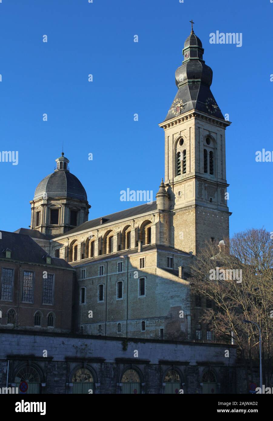 Le faible soleil d'hiver éclaire Notre Dame de St Peters Church, qui est situé sur St Peters Square, à Gand, Belgique.Vue depuis le Muinkkaai. Banque D'Images