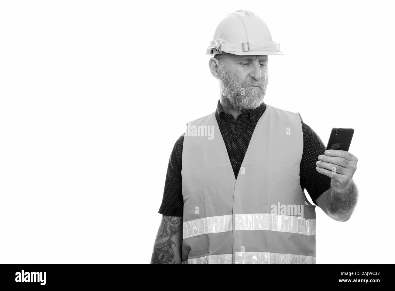 Homme barbu d'âge mûr construction worker using phone Banque D'Images