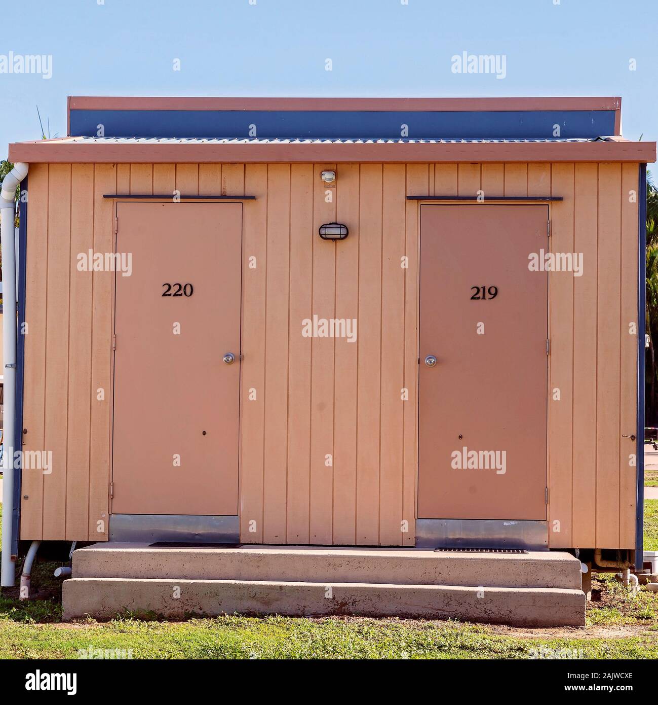 Salle de toilettes et douches dans un caravan park Banque D'Images