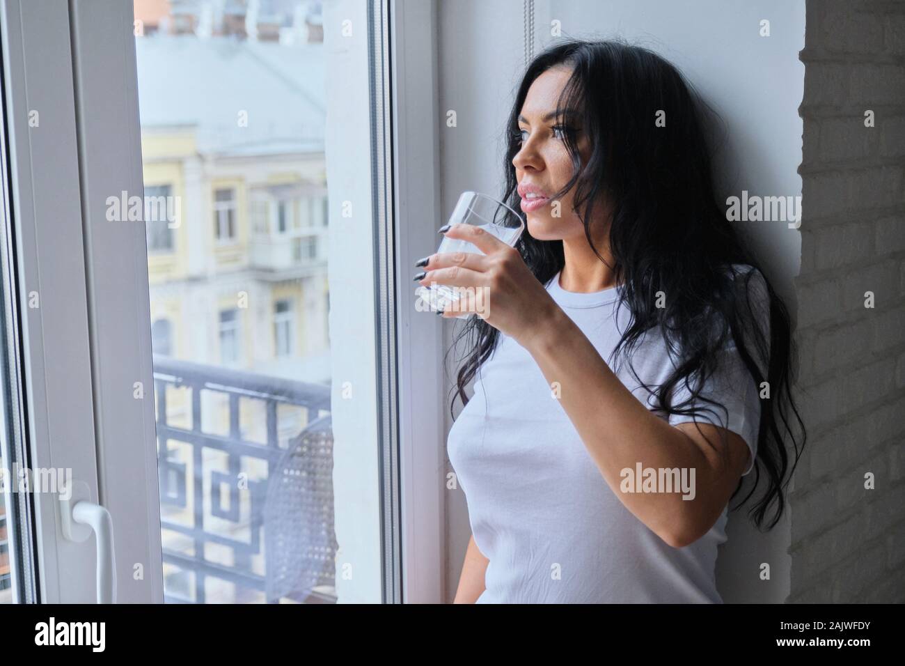 Belle femme de boire un verre de lait, yaourts à partir du verre Banque D'Images