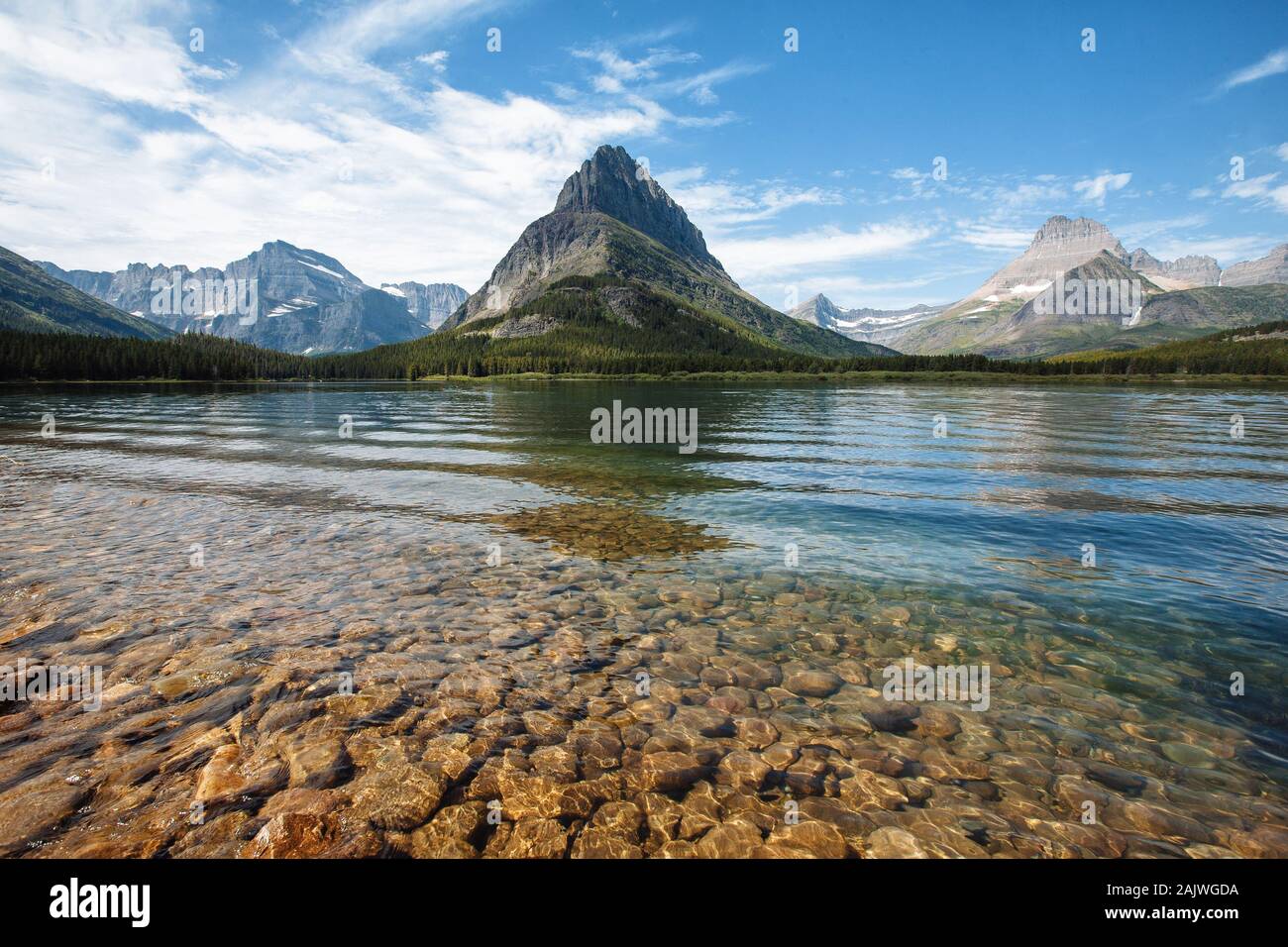 Les eaux cristallines du lac Swiftcurrent à beaucoup de Glacier (Glacier National Park, MT) Banque D'Images