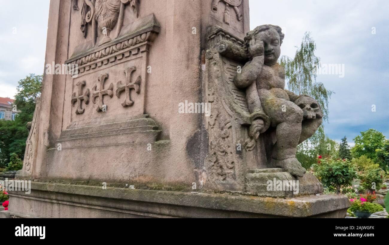 Nuremberg 2019. Enfant avec tête de mort sur une pierre tombale dans le cimetière monumental de Saint John's. Août 2019 à Nuremberg. Banque D'Images