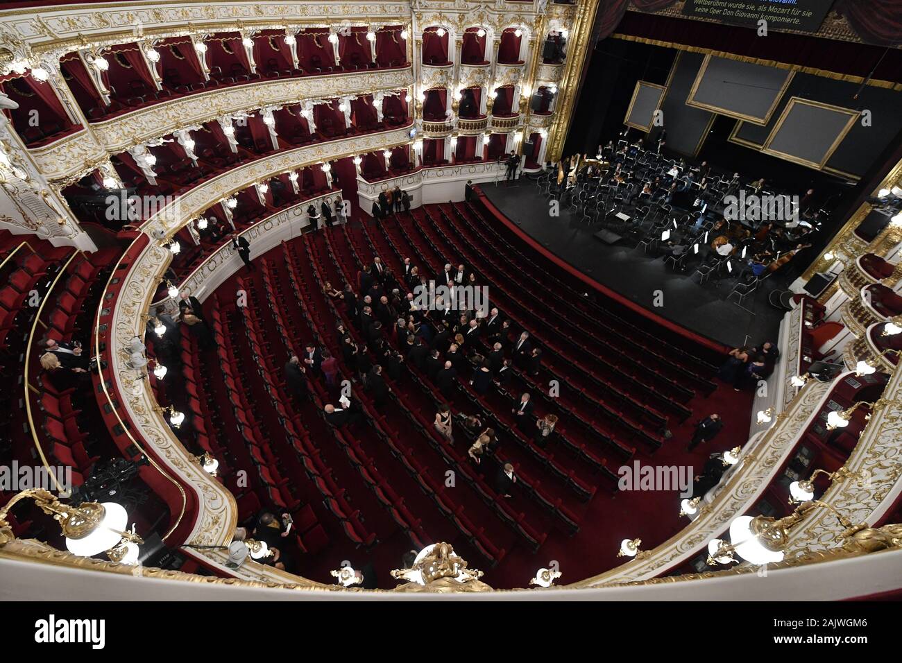 Prague, République tchèque. 05Th Jan, 2020. L'Opéra d'État de Prague, bâtiment historique a rouvert ses portes au public avec un concert de gala à Prague, République tchèque, Janvier 5, 2020, après une reconstruction qui a duré près de trois ans et a coûté 1,3 milliards de couronnes. Photo : CTK Vit Simanek/Photo/Alamy Live News Banque D'Images