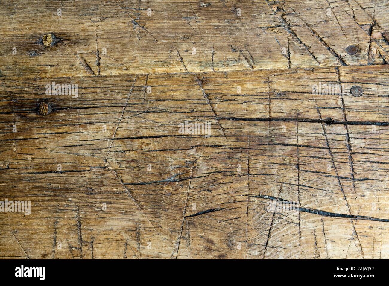 Une vue horizontale de la surface en bois brun rustique avec des rayures et des ongles Banque D'Images