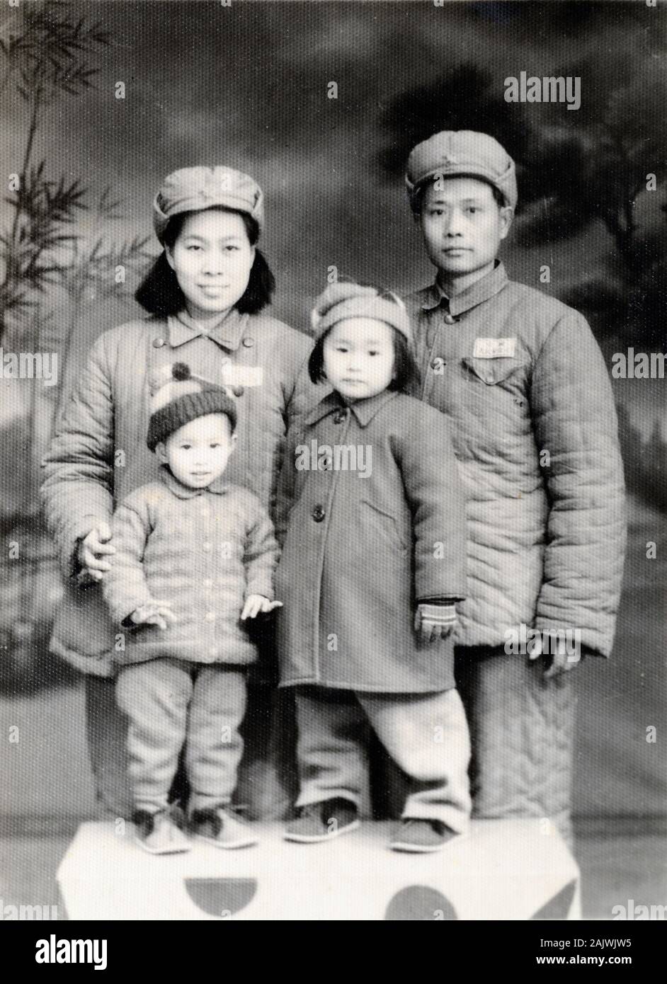 Idéaliste ou idéal famille chinoise portant des costumes chinois, le président Mao tunique chinoise Costumes ou complets de Zhongshan. Couple et deux enfants avant l'introduction de la politique de l'enfant. Photographié en 1951 peu après la Révolution communiste chinoise de 1949 de la Chine. Banque D'Images