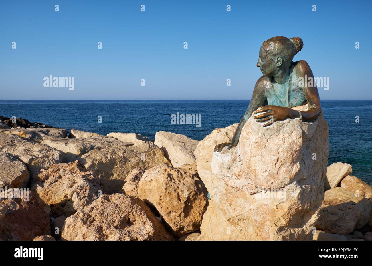 PAPHOS, Chypre - Juin 08, 2018 : Sol modifier par Anna Maria Ioannidou - une sculpture de jeune femme qui rend hommage à l'Aphrodite, sur les zones côtières Broadwalk. Une partie Banque D'Images