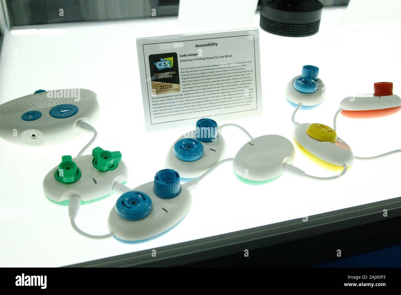 Las Vegas, États-Unis. 08Th Jan, 2020. Le Code de raccordement, un dispositif qui enseigne aux enfants aveugles de codage informatique, les compétences de l'afficheur pendant l'International CES 2020, au Mandalay Bay Convention Center de Las Vegas, Nevada le Dimanche, Janvier 5, 2020. Photo de James Atoa/UPI UPI : Crédit/Alamy Live News Banque D'Images