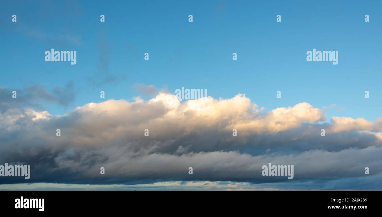 Basse altitude stratocumulus sous un ciel bleu, vue panoramique nature background Banque D'Images