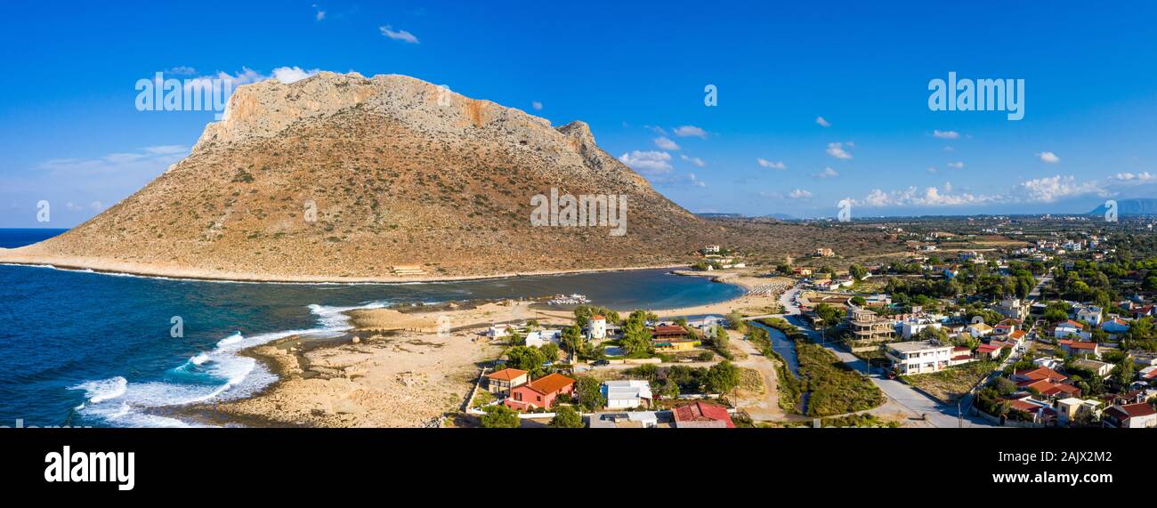 Drone aérien Vue de dessus de la turquoise plage organisée à former un petit lagon en forme de coeur et montagneux de Stavros seascape, Chania, Crete island, Gree Banque D'Images