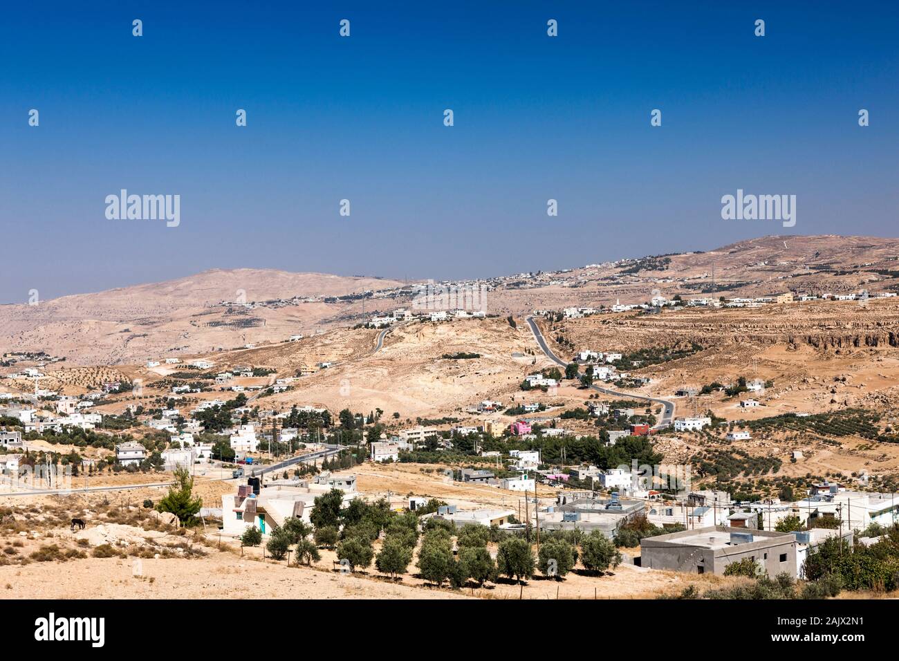 Village local et Kings Highway près de At-Tafilah, route 35, route historique sur le terrain élevé, Jordanie, Moyen-Orient, Asie Banque D'Images