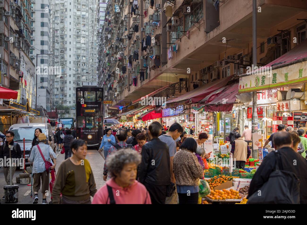 C'est la fameuse Chun Yeung Street Market, et à 5h00 il est si occupé à le tram a de se serrer entre négociants et panier-noyaux. Banque D'Images