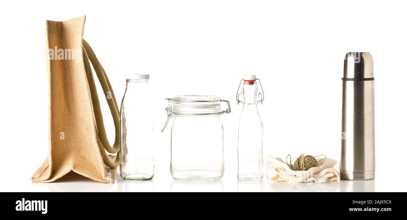 Zéro Déchets déchets ou free shopping ustensiles avec sac de toile, des bouteilles en verre et coton sac sur fond blanc - réduction des déchets en vrac ou de vie écologique Banque D'Images