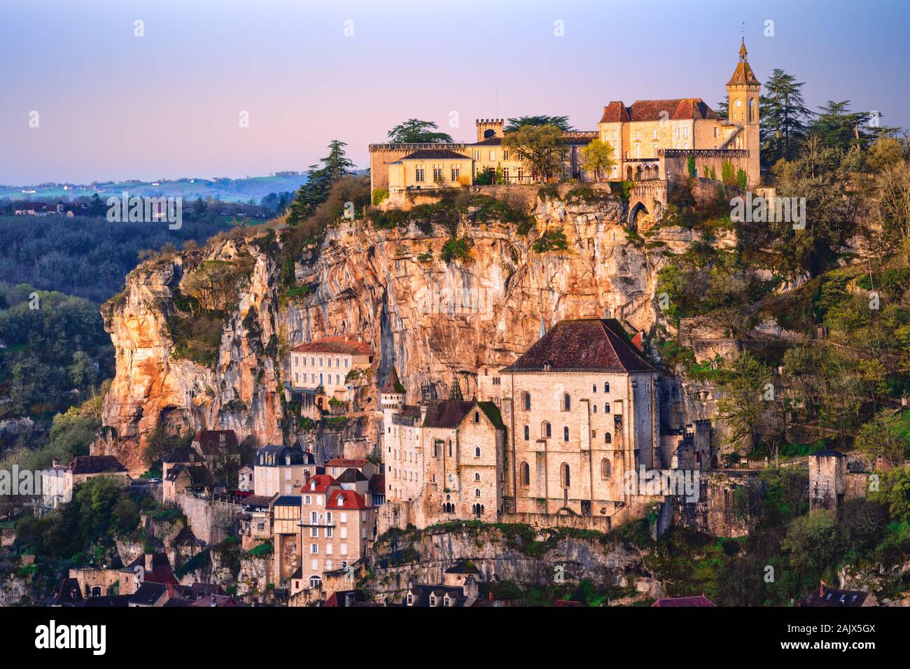 Village de Rocamadour, France, est une des plus importantes destinations touristiques. Rocamadour est un site du patrimoine mondial de l'Unesco dans le cadre du pèlerin Banque D'Images Village de Rocamadour, France, est une des plus importantes destinations touristiques. Rocamadour est un site du patrimoine mondial de l'Unesco dans le cadre du pèlerin Banque D'Images