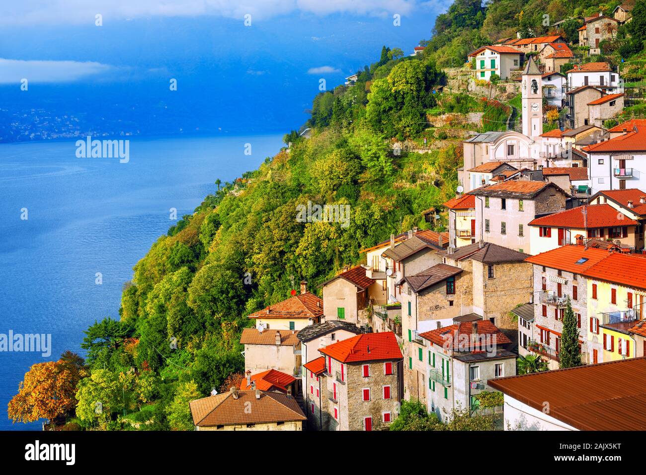Le lac de Côme, Italie, vue sur la ville pittoresque Maternitépas situé sur une pente de montagne escarpée Banque D'Images