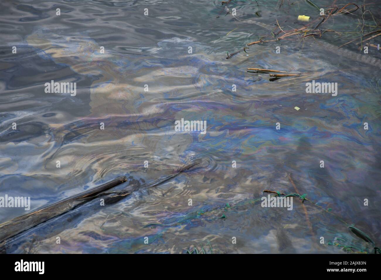 L'huile dans l'eau, pollution de l'océan et sur la mer Banque D'Images