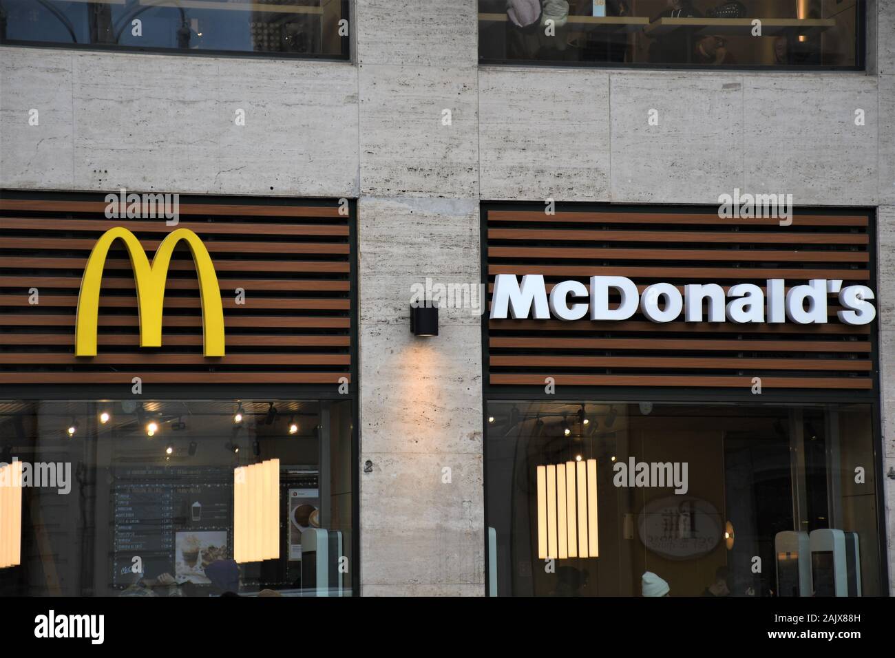 Le logo de McDonald's. McDonald's est la plus grande chaîne de restaurants fast-food hamburger Banque D'Images