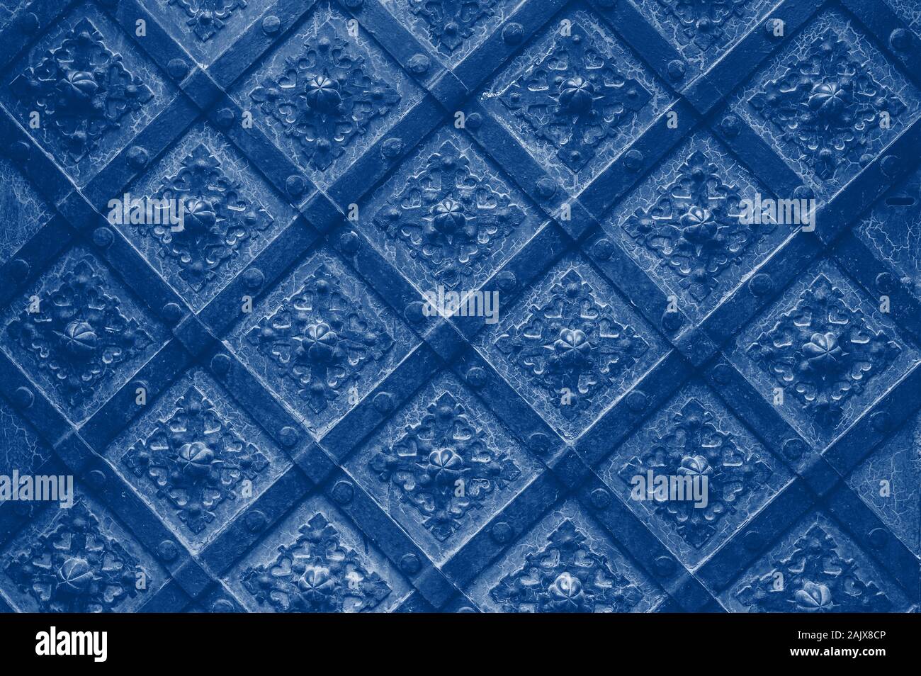 Vieille Cathédrale de texture metal porte en détail. Contexte classique bleu tendance 2020 tonifiant Banque D'Images