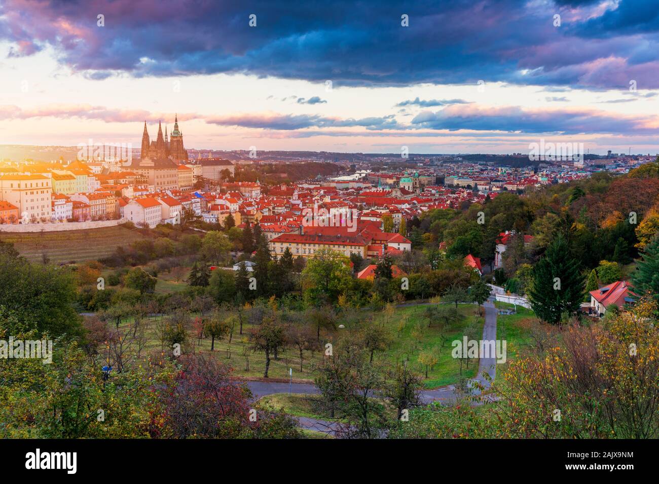 Paysage d'automne de Prague. Paysage d'automne de Prague vue de la cathédrale St Vitus. Prague. Panorama de Prague. Prague, République tchèque. Antenne d'automne panoramique Banque D'Images