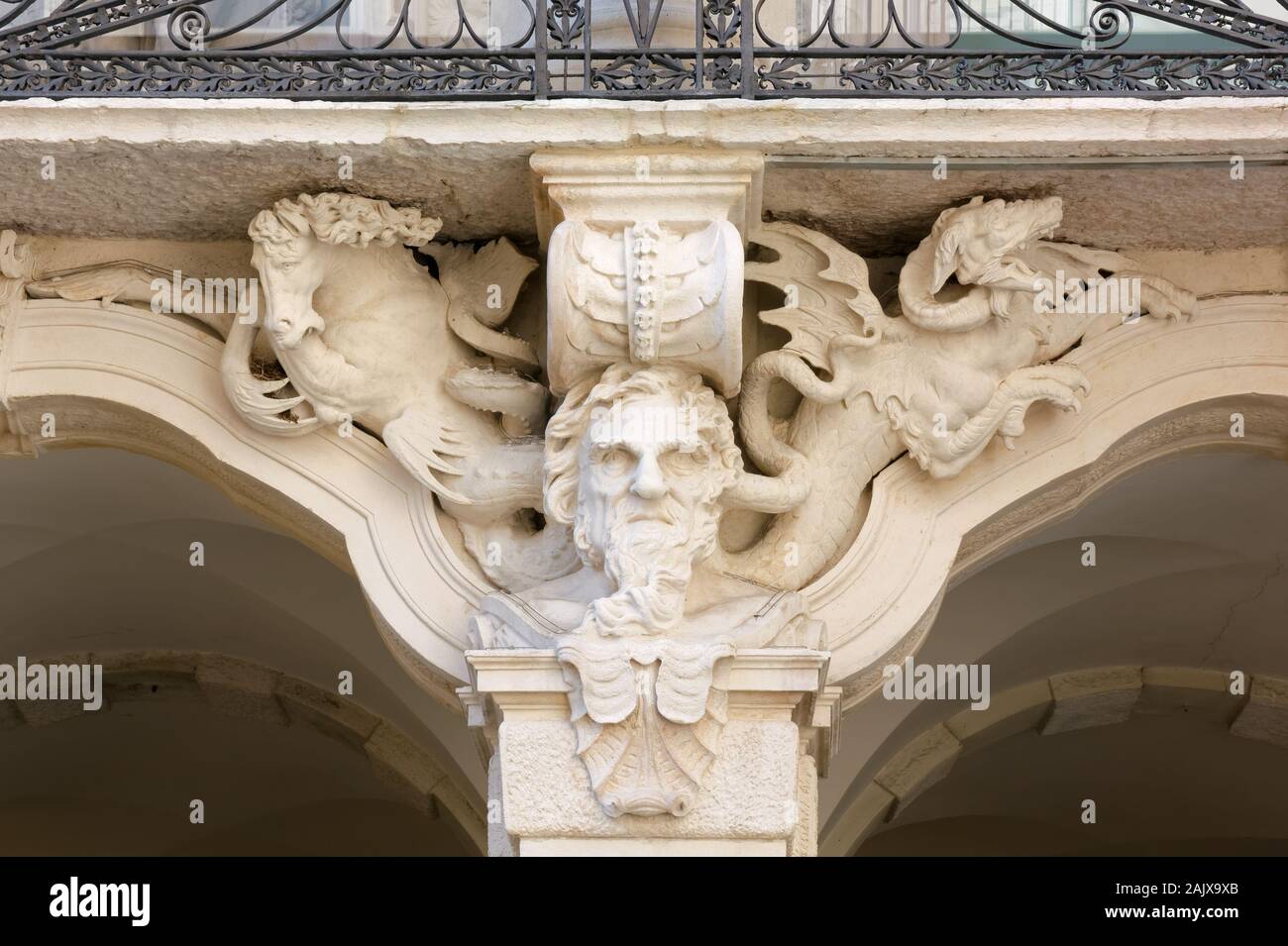 VICENZA, Italie - 29 décembre 2019 : Détail de la riche décoration de la Loggia Hercules Leoni Montanari Palace Banque D'Images