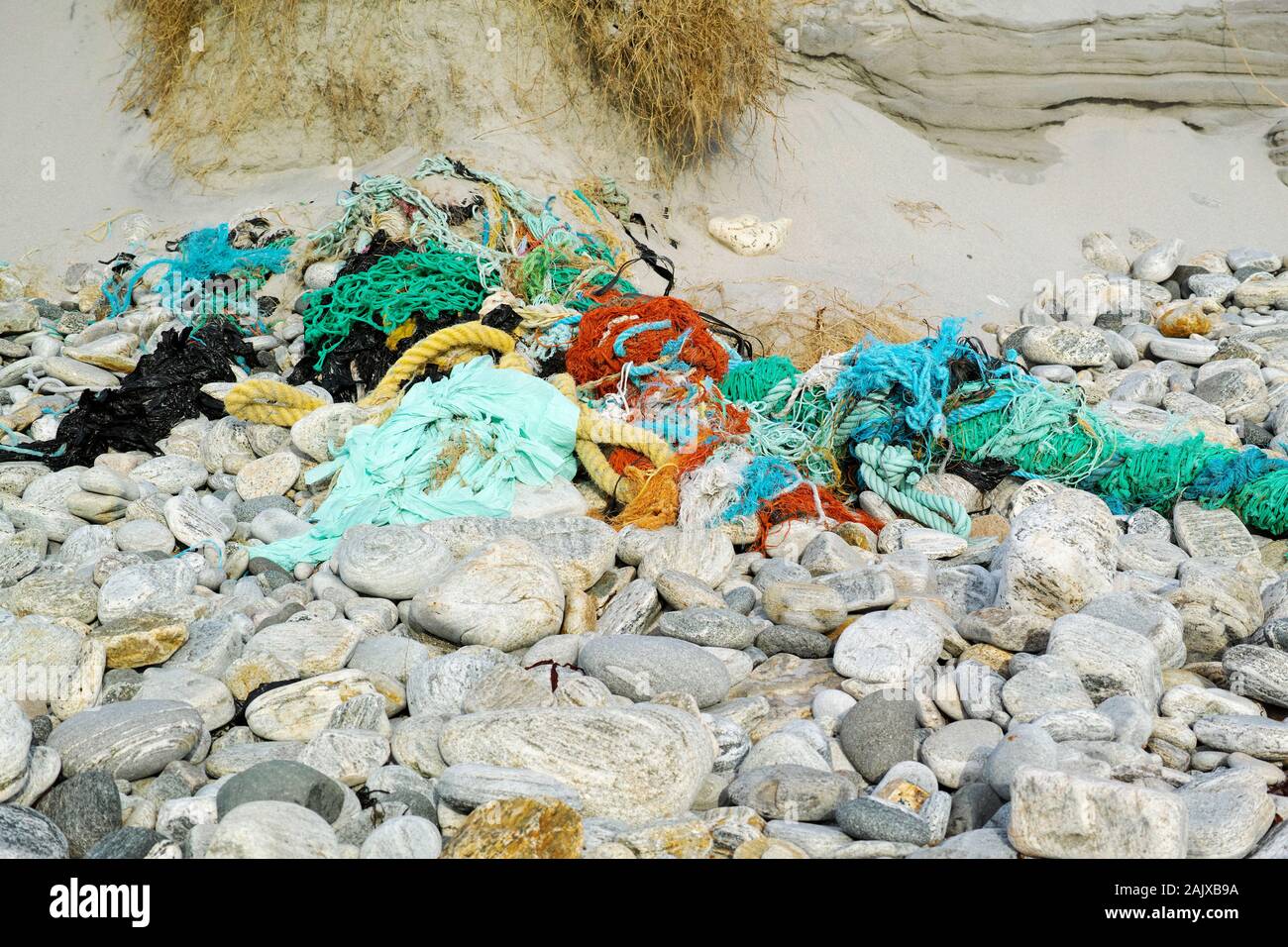 Plage de la litière - montrant des débris jetés vieille corde Banque D'Images