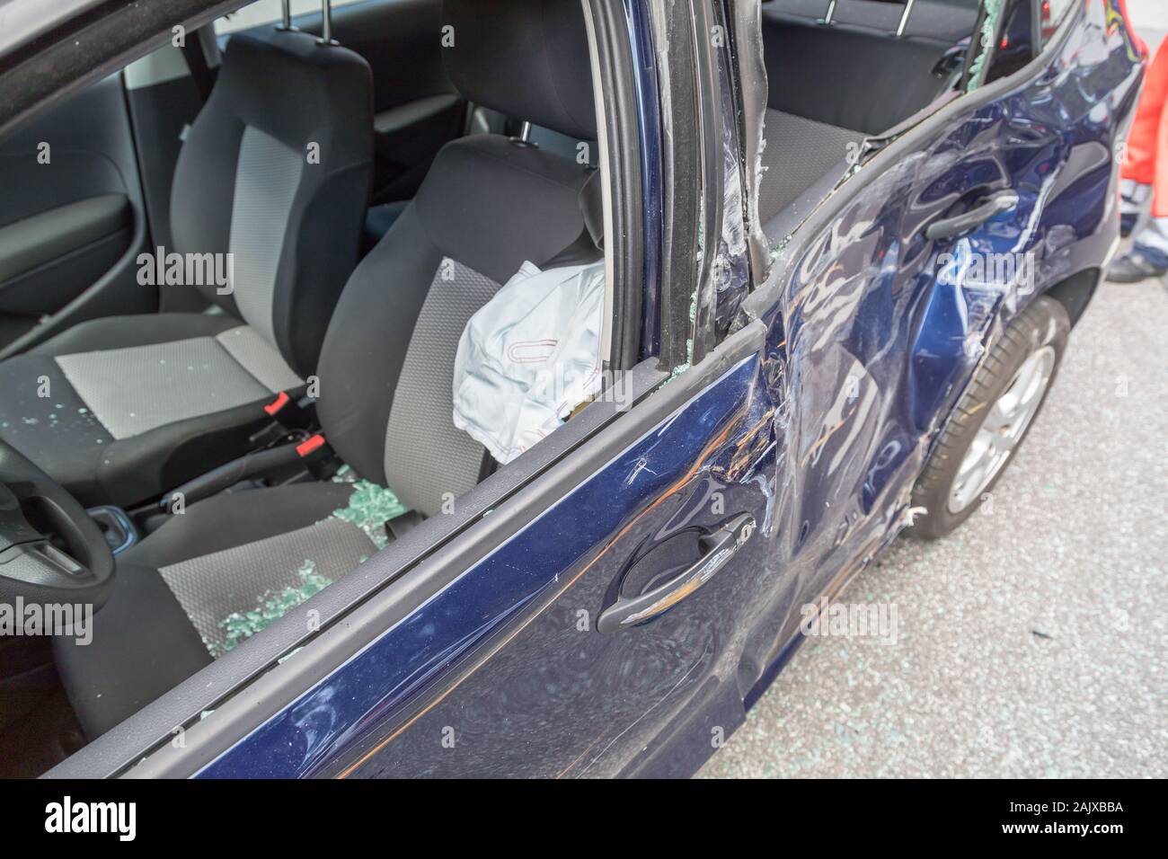 voiture bleue endommagée par un accident de collision Banque D'Images